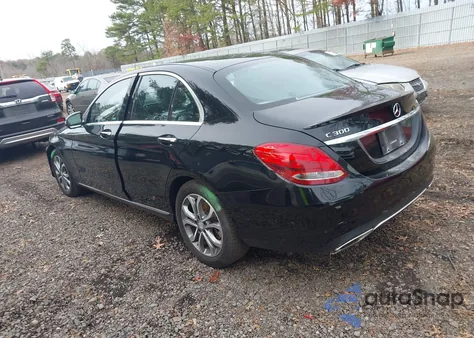 2016 Mercedes-Benz C 300 4Matic z USA, uszkodzony, nr VIN 55SWF4KB4GU157975